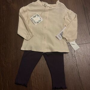 NWT 
Chelsea & Violet
Baby Girls 12 Month set leggings and top